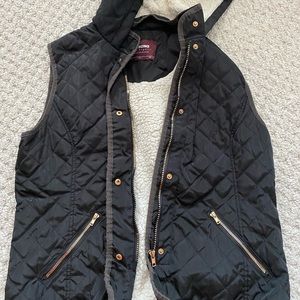 Black vest with soft fleece material inside. Size large from Cisono.